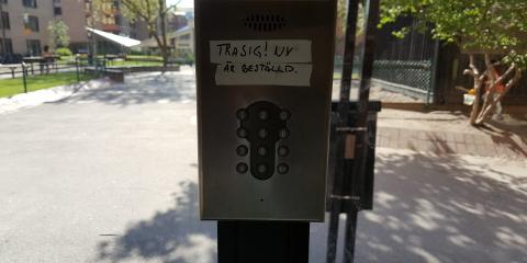 Porten mot gården 